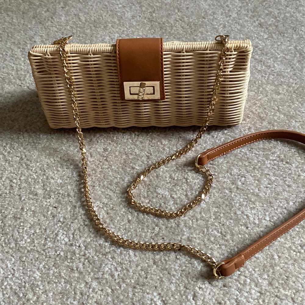 Straw clutch or shoulder bag ( chain is detachable). Cute for travel, crossbody.